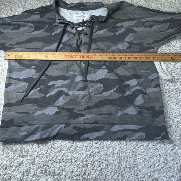 The Sweatshirt Project Top Womens XL Green Camo 3/4‎ Sleeve V Neck Lace Up NEW - Picture 3 of 10